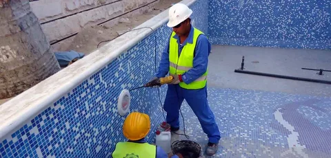 تنظيف المسابح في الشارقة