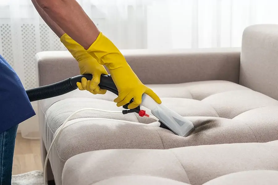 لماذا ينبغي اختيار شركة المعارف لخدمات تنظيف الكنب في أبو ظبي؟