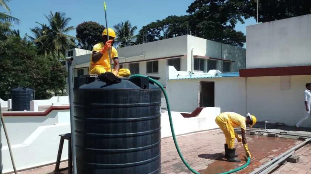 تنظيف خزانات في العين