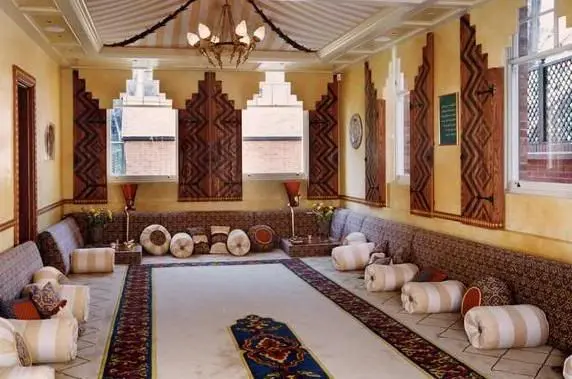 متى ينبغي التواصل مع شركة تنظيف مجالس في ام القيوين؟