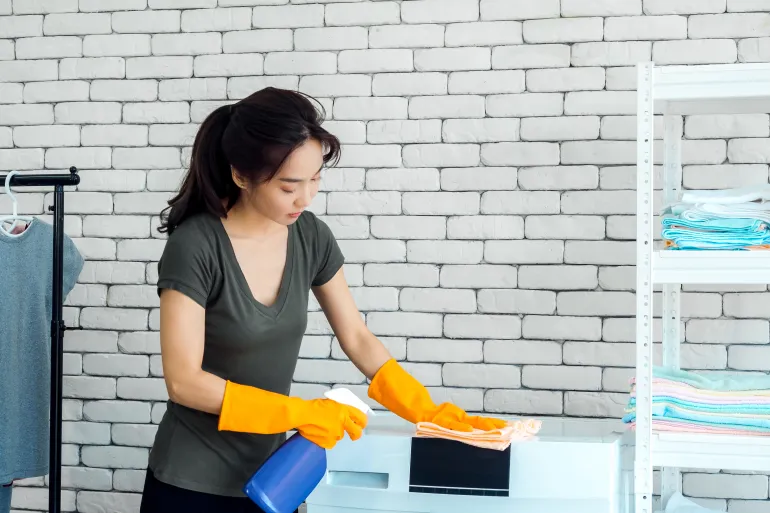 عاملات تنظيف بالساعة في عجمان