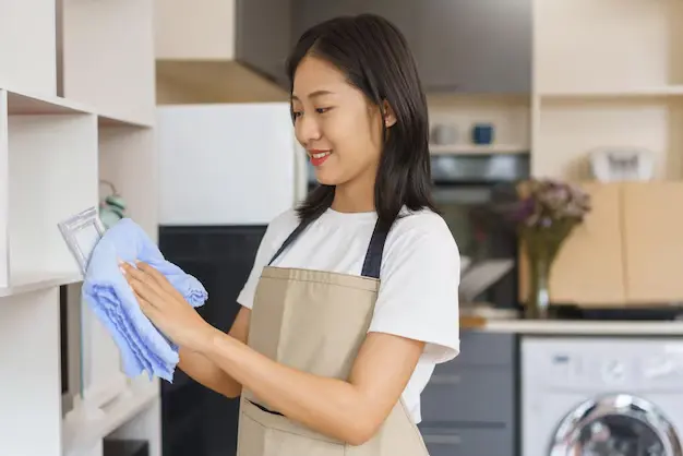 خادمات بالساعة في الشارقة